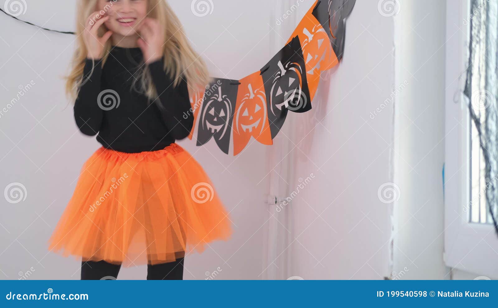 Crianças do dia das bruxas garotinho engraçado usando um chapéu de bruxa  com balões laranja e pretos feliz dia das bruxas