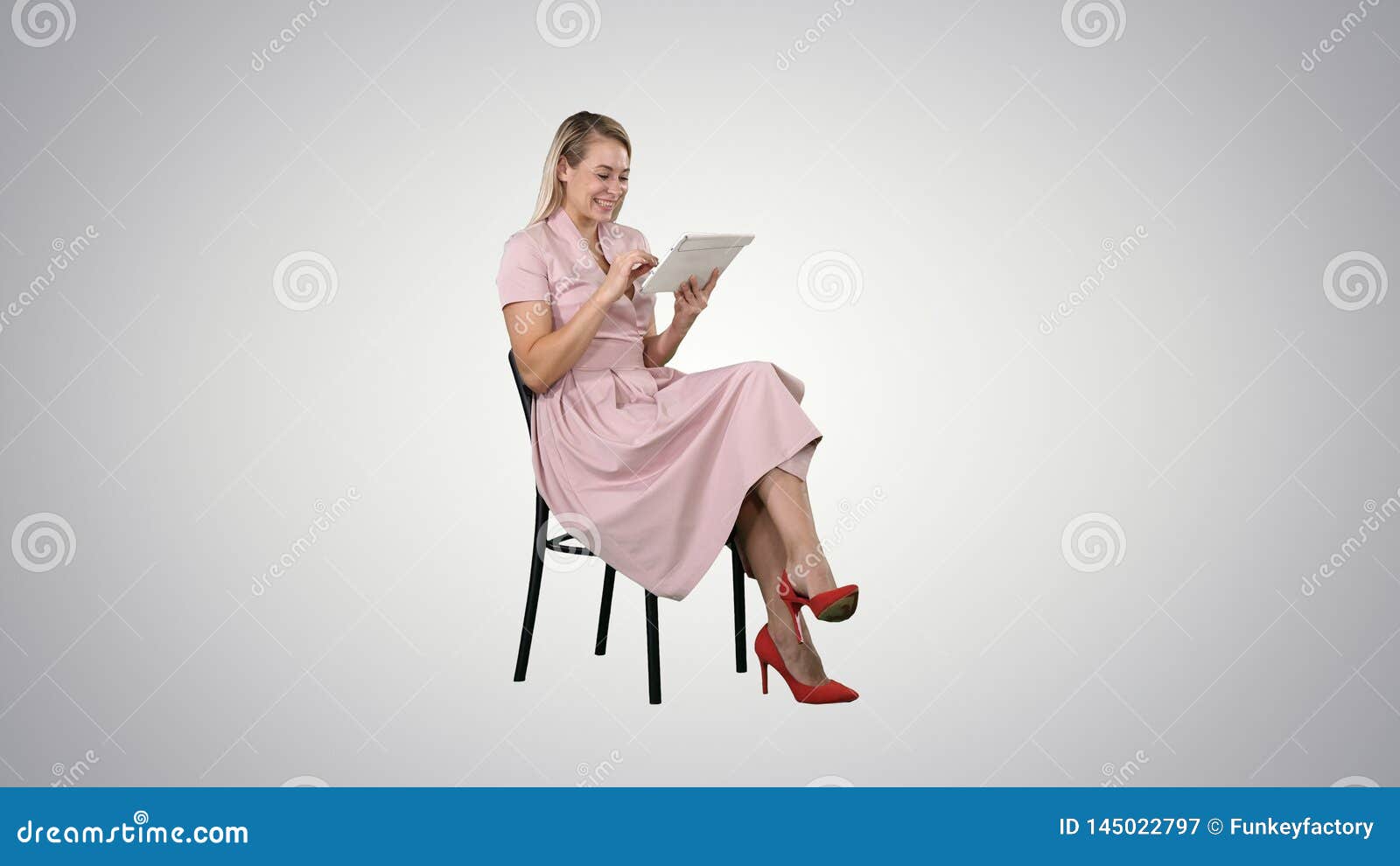 Полная женщина в платье сидит