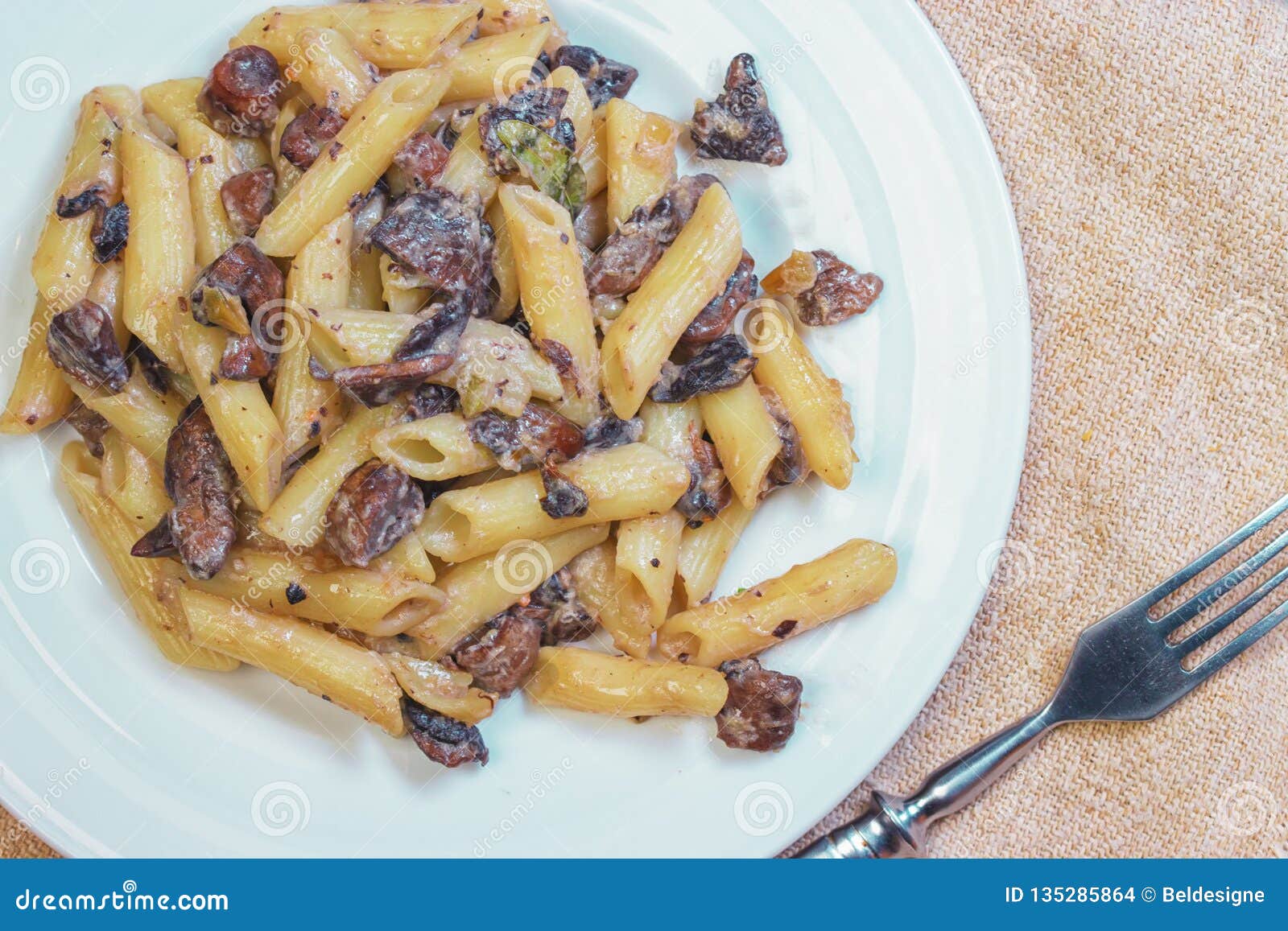 Köstliche Italienische Penne-Pasta Mit Gebratenem Cremigem Champignon ...