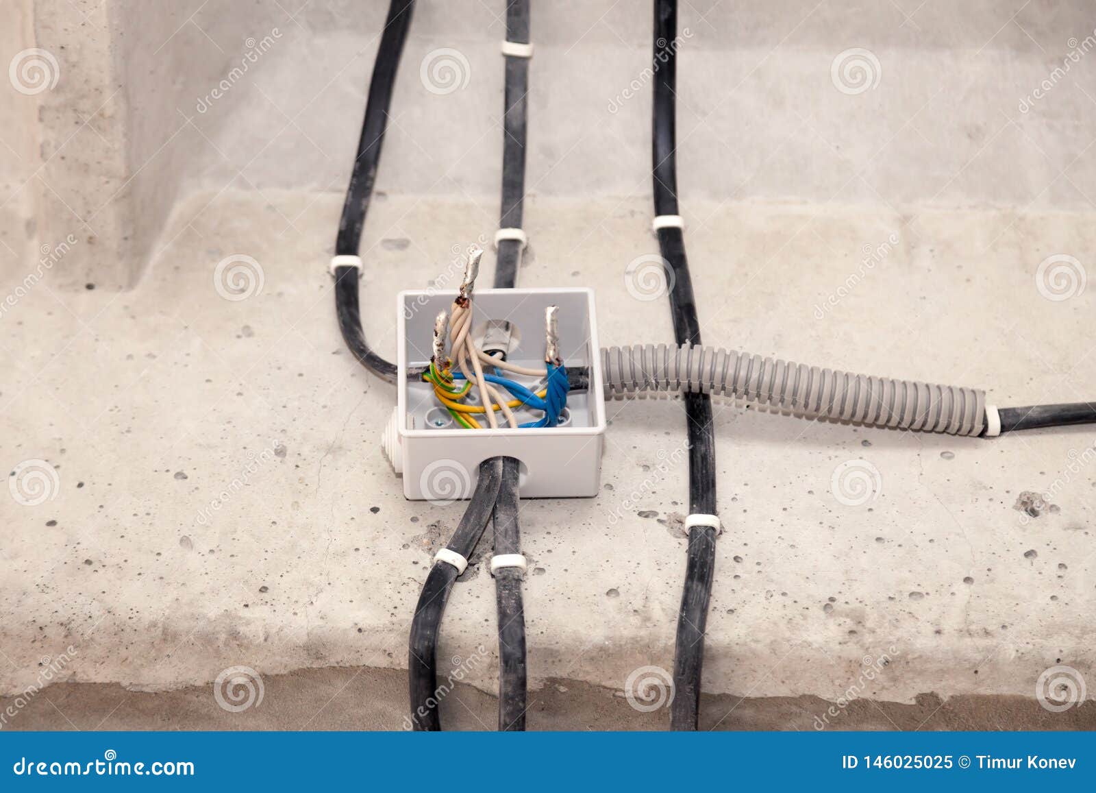 Kabel Die Plafond Leggen Elektrodraden Op Muur Bedradingsvervanging Verbindend Licht In Vlak Of Bureau Professionele Installatie Stock Afbeelding - Image Of Bouw, Macht: 146025025
