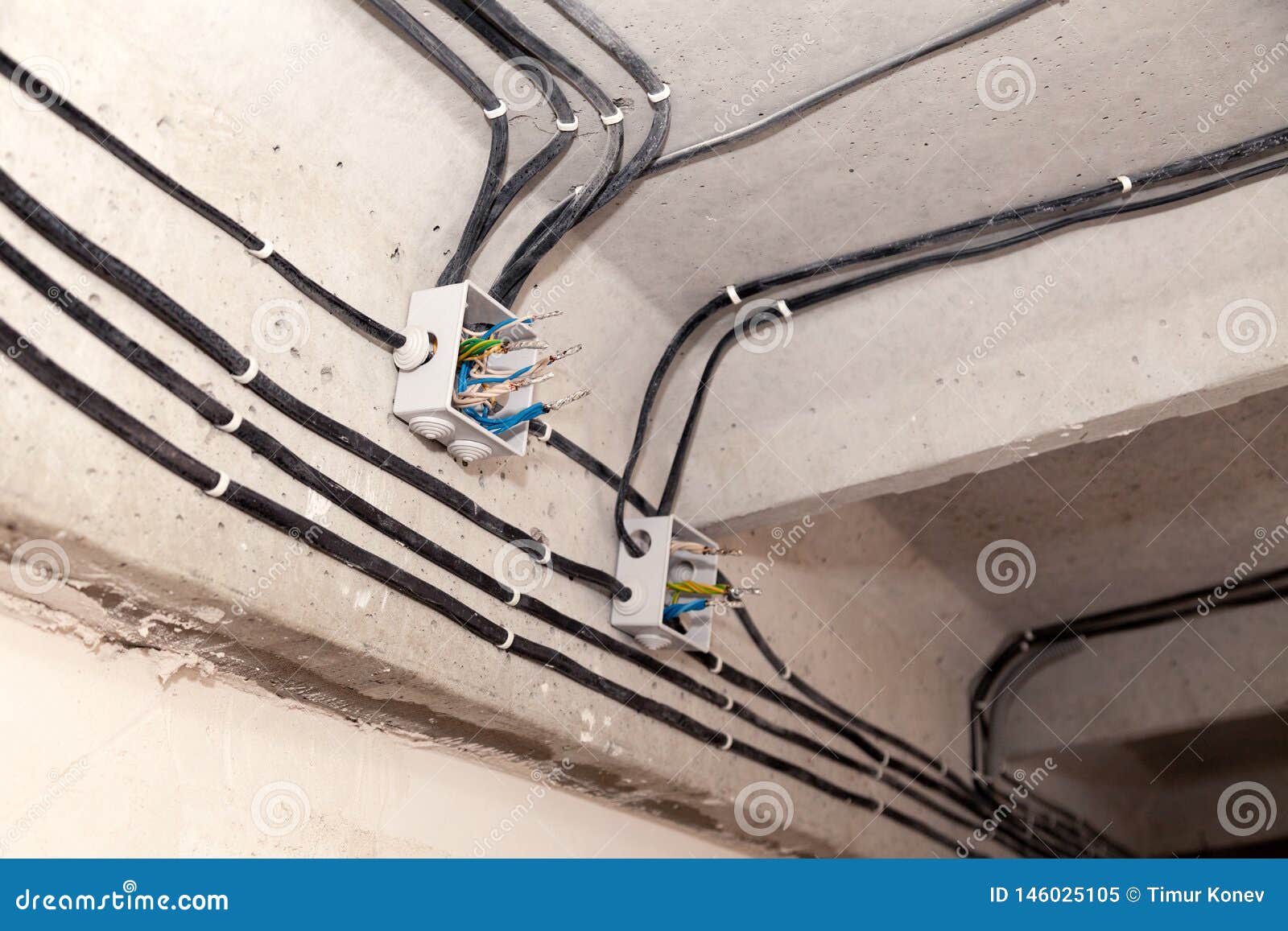 Kabel Die Plafond Leggen Elektrodraden Op Muur Bedradingsvervanging Verbindend Licht In Vlak Of Bureau Professionele Installatie Stock Afbeelding - Image Of Vlak, Energie: 146025105