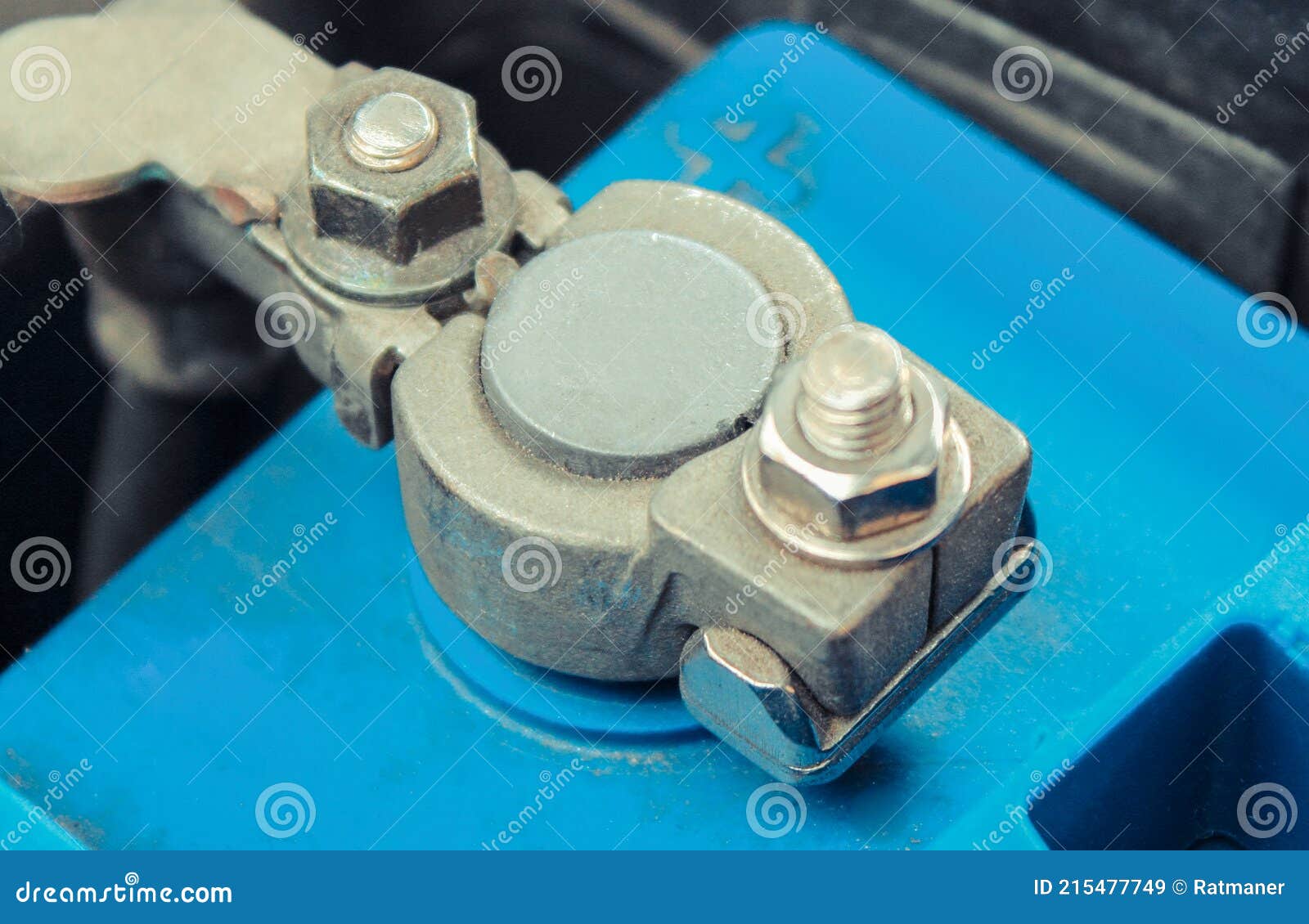 https://thumbs.dreamstime.com/z/kabel-mit-die-autobatterie-angeschlossenen-klemmen-transporttechnologie-unter-motorhaube-215477749.jpg