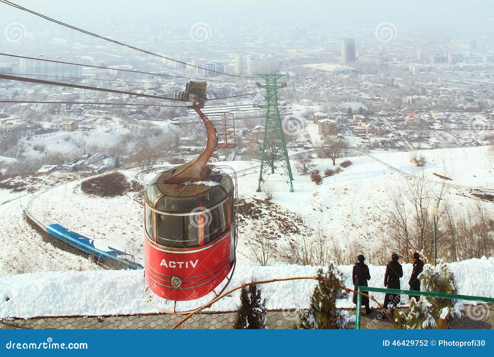 ALMA ATA, KAZACHSTAN Â€ „10 MAART, 2014: kabelbaan met de mening van de mistige stad van Alma Ata, Kazachstan