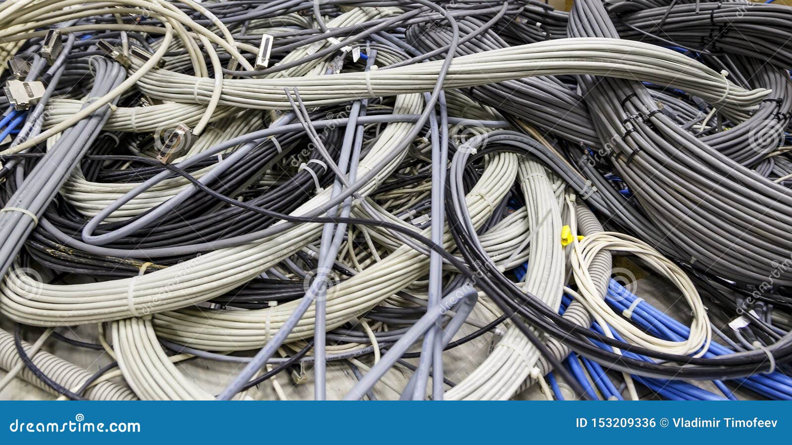 Kabelinstallatie In Serverruimte Installatie Van Materiaal In Een Modern Datacentrum, Heel Wat Ineengestrengelde Draad Aan Stock Foto - Image Of Lijn, Mededeling: 153209336