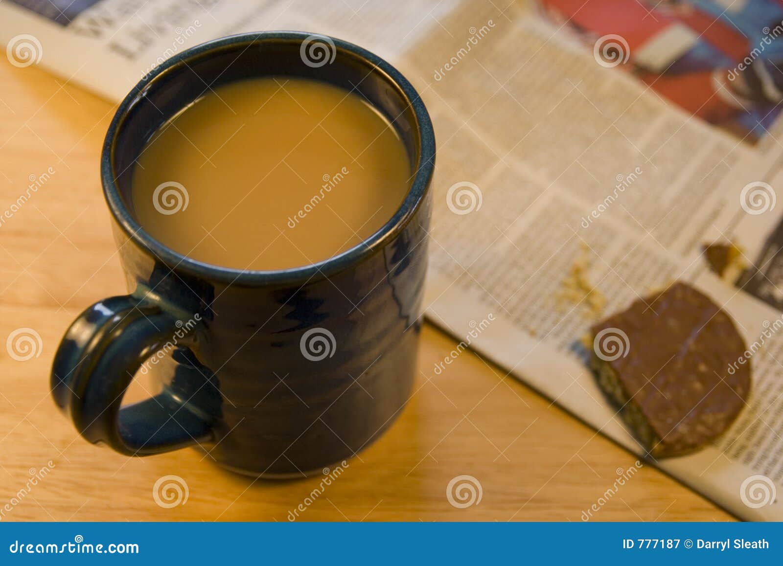 Kaffee, Biskuit U. Zeitung. Stockbild - Bild von biskuit, kaffee: 777187