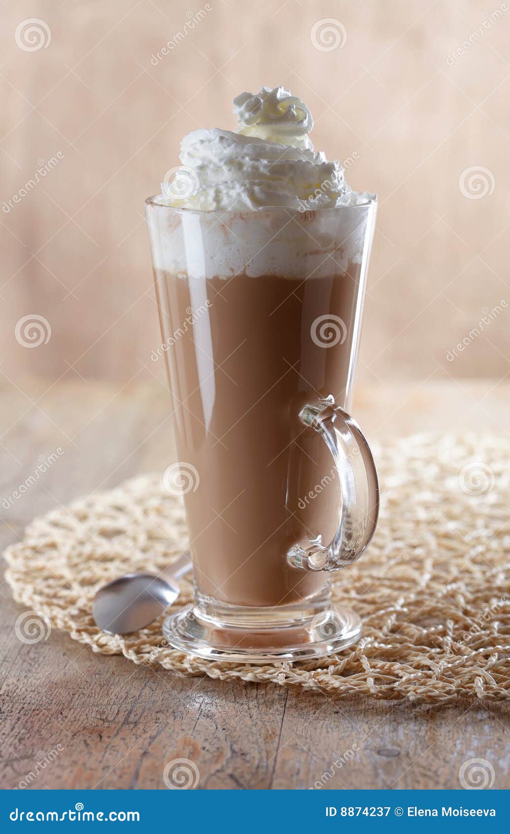 Kaffee Latte Macchiato Mit Gepeitschter Sahne Stockbild Bild Von Gepeitschter Latte