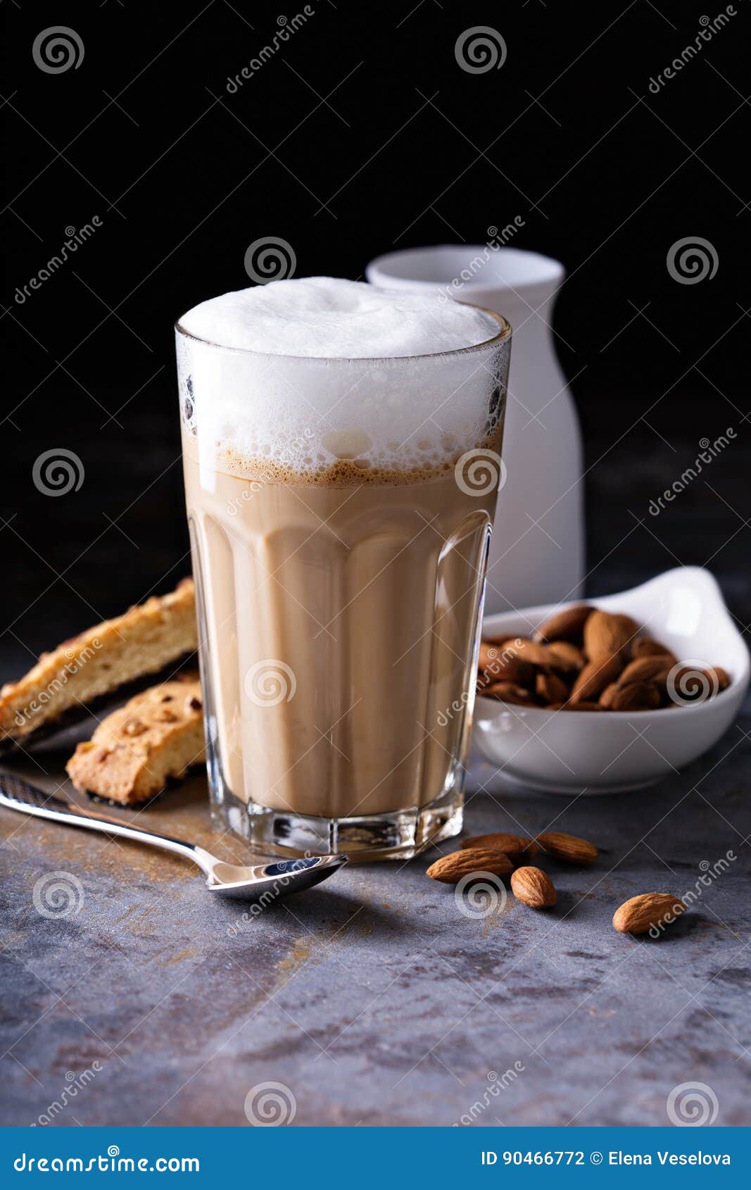 Kaffee Latte Mit Mandelmilch Stockfoto Bild Von Glas Aroma 90466772