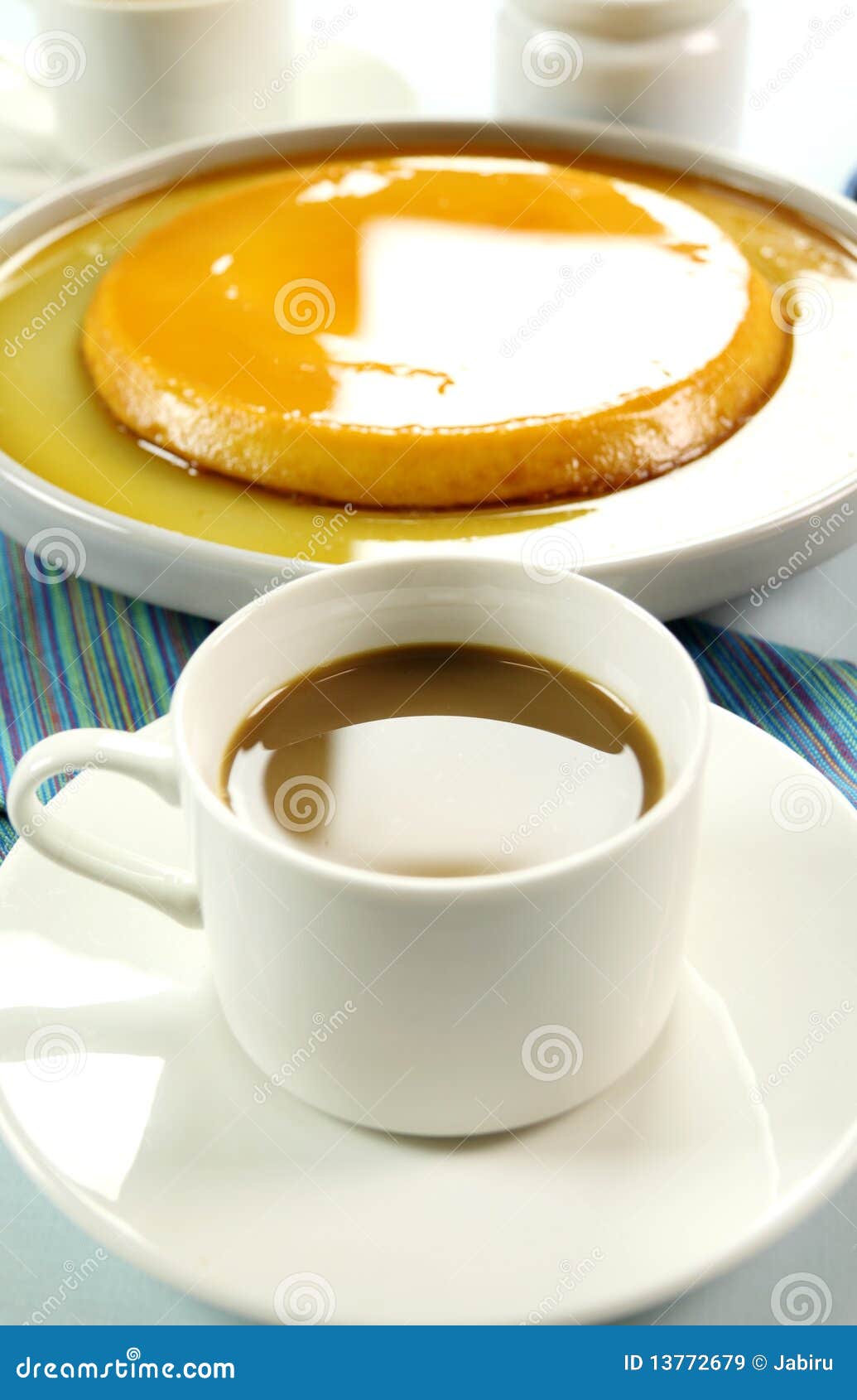 Kaffee und Karamellpudding. Köstlicher Karamellpuddingnachtisch mit Kaffee.