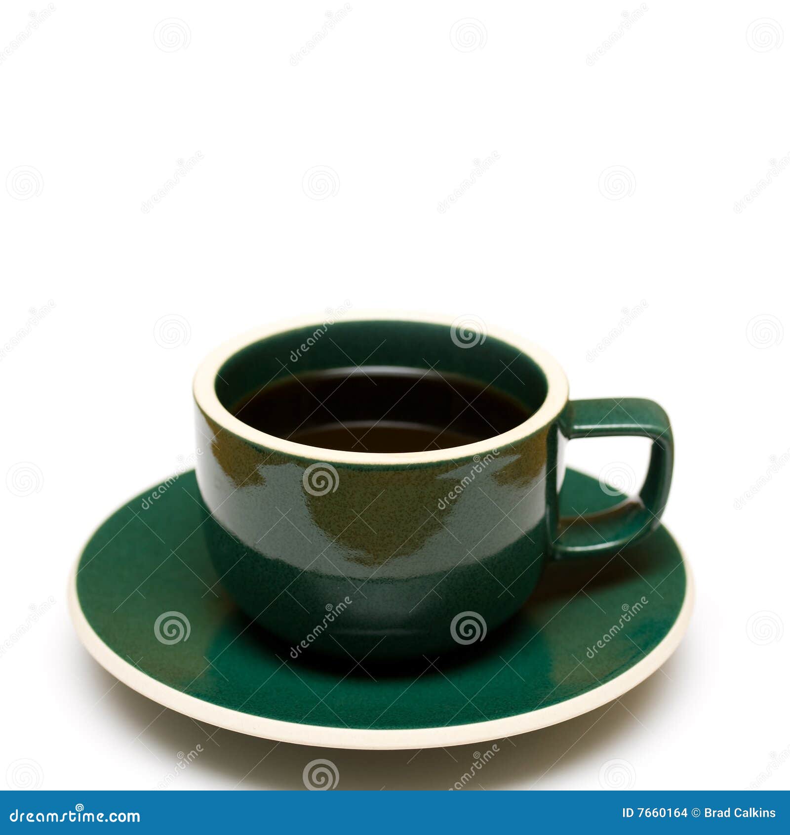 Grüne Kaffeetasse auf weißem Hintergrund