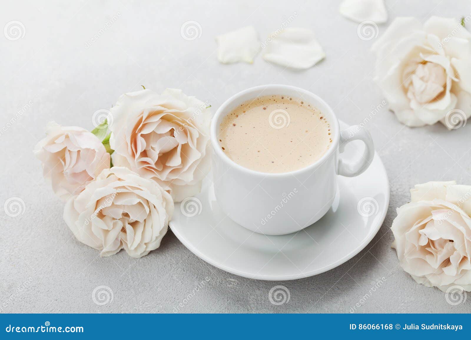 Kaffeetasse Und Rosafarbene Blumen Der Weinlese Fur Guten Morgen Auf Grauer Steintabelle Schones Fruhstuck Am Mutter Oder Frauen Stockfoto Bild Von Schones Blumen