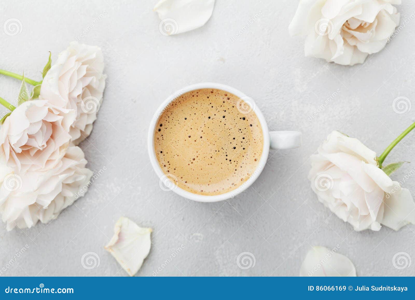 Kaffeetasse Und Rosafarbene Blumen Der Weinlese Fur Guten Morgen Auf Grauer Steintabelle Von Oben Genanntem In Der Ebene Legen Ar Stockbild Bild Von Legen Morgen