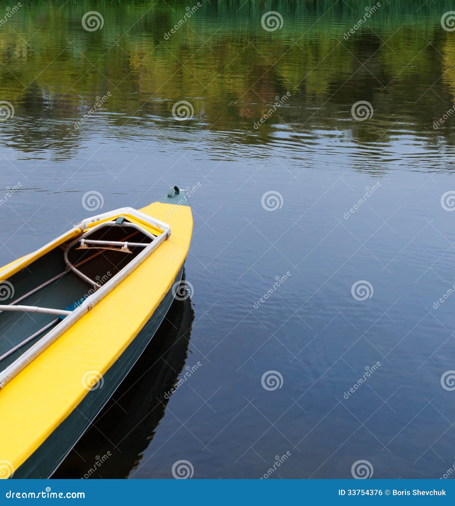 Kajak en el río. Kajak turístico en el río.