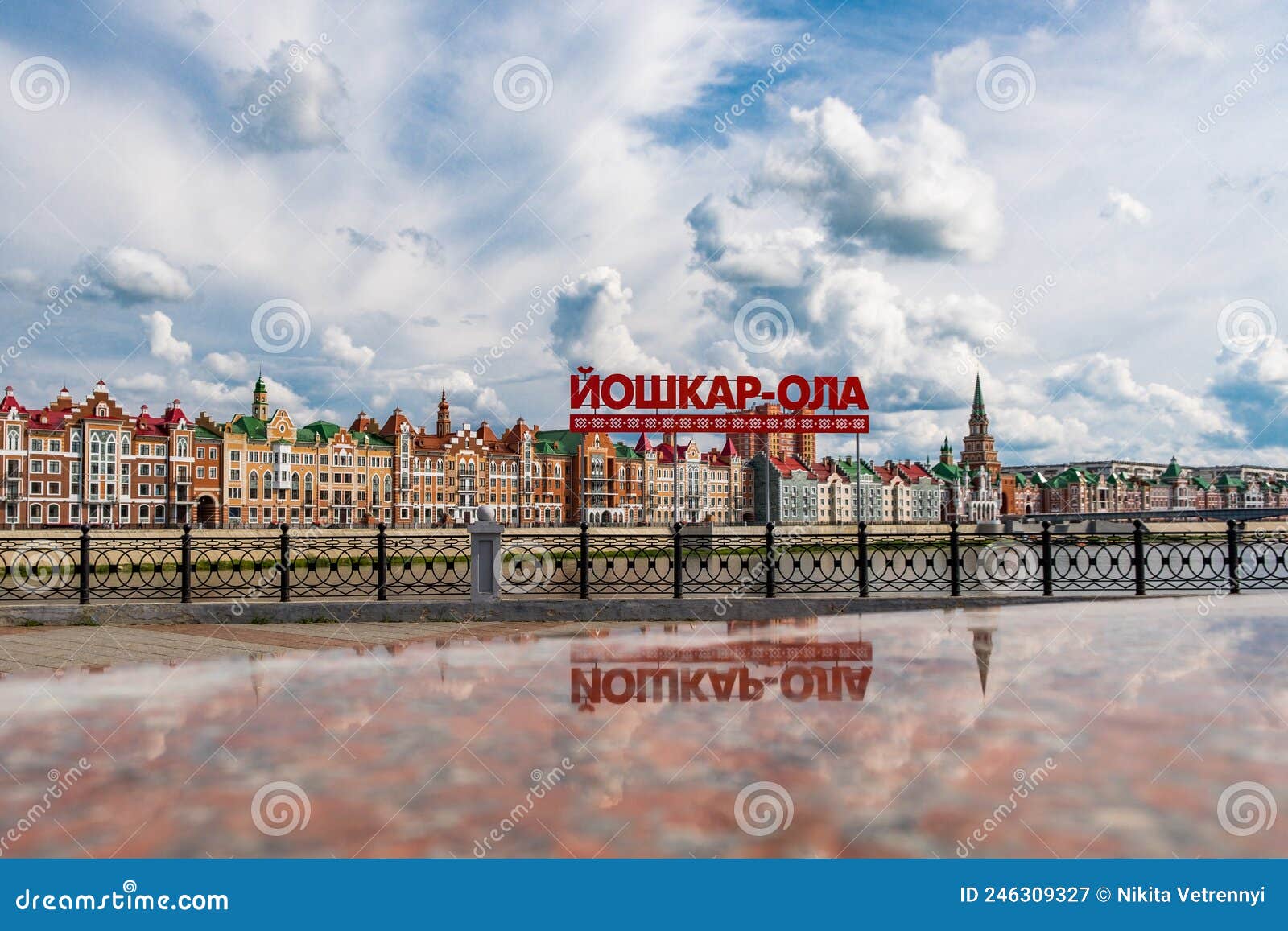 Kajen i yoshkarola i rysk kopia av vattenfronten i staden med pennor i belgium. Yoshkarola russia jule 2019 brugkajen i staden yoshkarola i rysk kopia av vattenfronten i staden Brygges i Belgien.