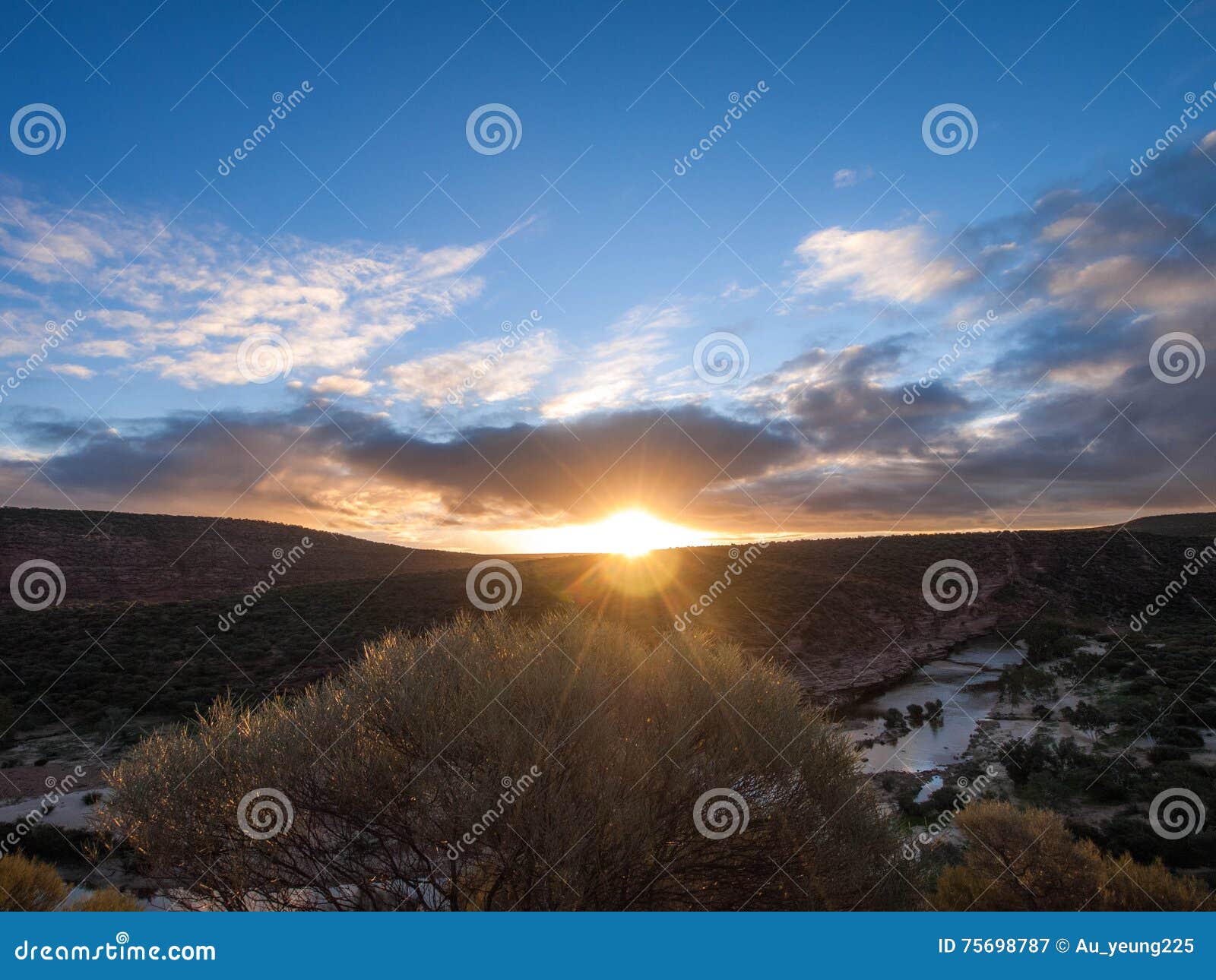 Kalbarri Nationaal Park - Zonsondergang Australië. Zonsondergang bij de natuurlijke geologische rotsvorming 'Aardvenster' in het Nationale Park van Kalbarri, Westelijk Australië