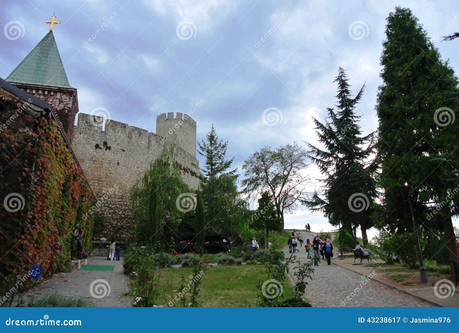 Kalemegdan parkuje, Belgrade, Serbia w wczesnym Listopadzie. Jesieni scena od Kalemegdan parka w Belgrade, Serbia Kalemegdan jest jeden ważne atrakcje turystyczne w Belgrade ponieważ ja jest miejscem stary Austriacki forteca