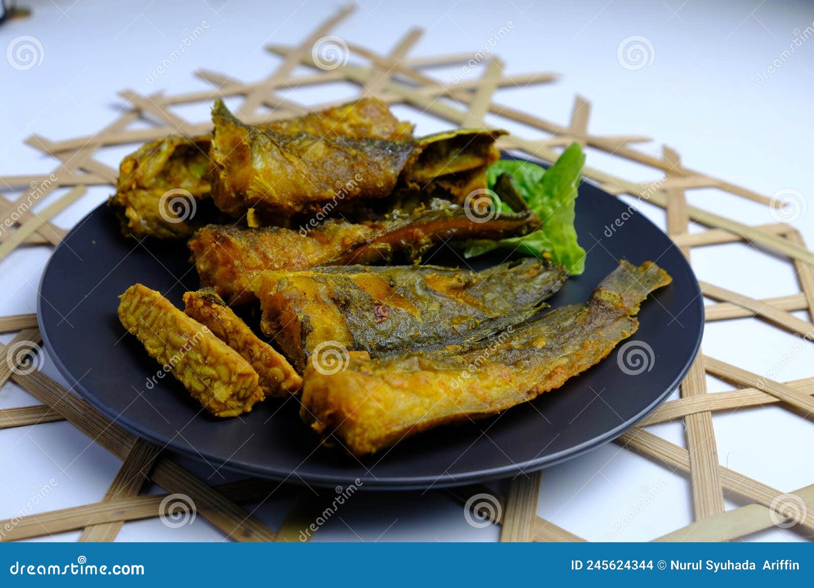 Kali Oder Gebratener Fisch Auf Schwarzer Platte Stockfoto - Bild von ...