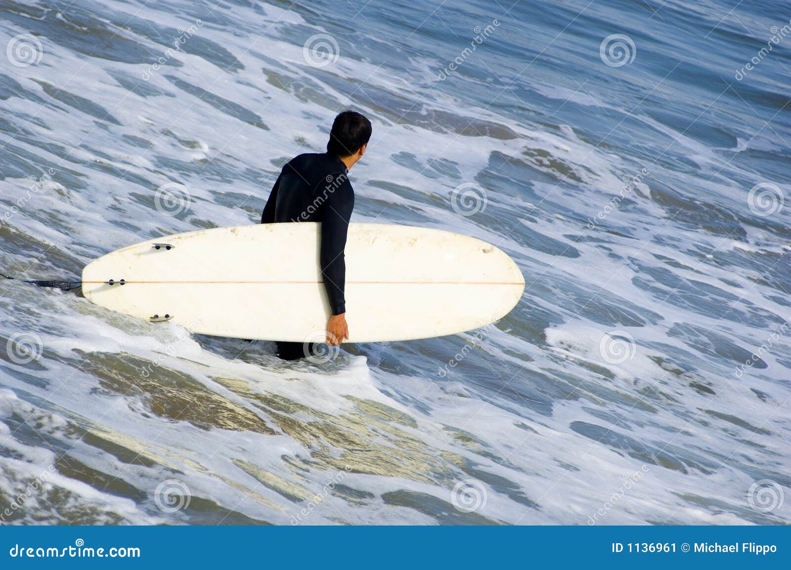 Kalifornien-Surfer. Surfer, der in die Brandung mit langem Vorstand einsteigt