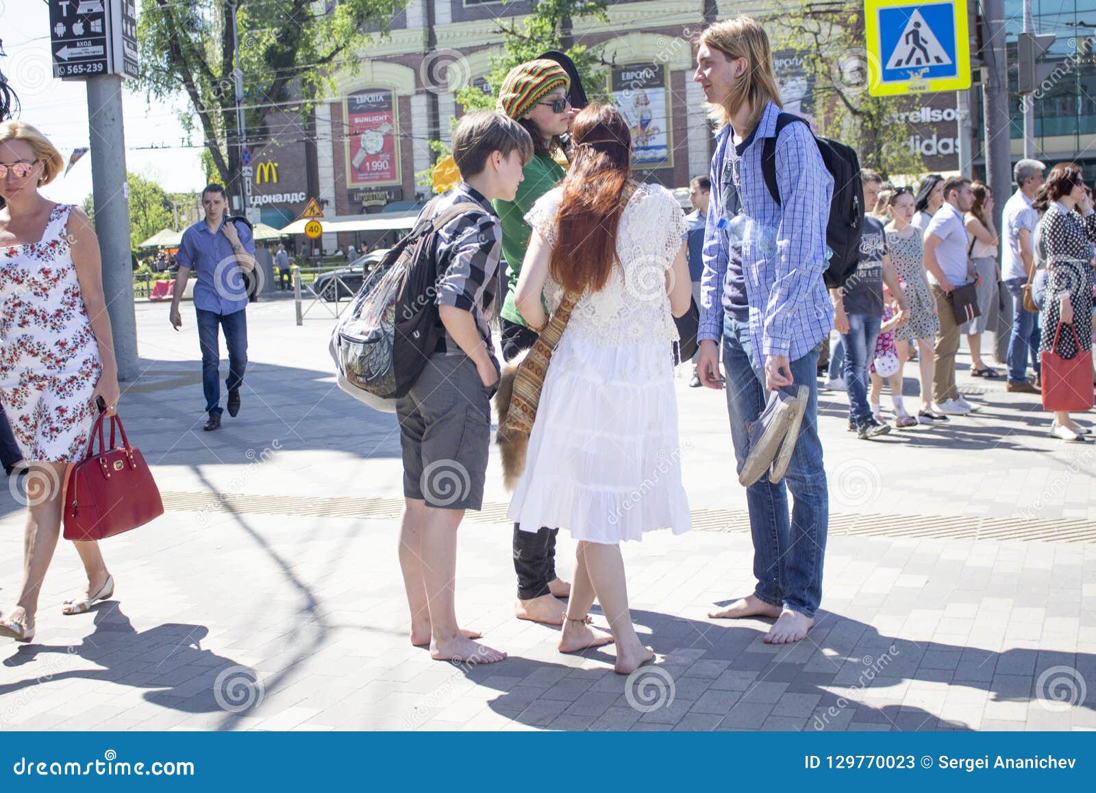 https://thumbs.dreamstime.com/z/kaliningrad-young-people-stand-barefoot-street-129770023.jpg?ct=jpeg