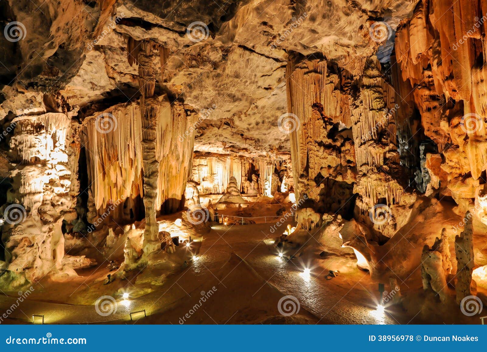 Kalkstein-Höhlen-Bildungen. Schöne Kalksteinbildungen in einer Untertagehöhle in Oudtshoorn Südafrika