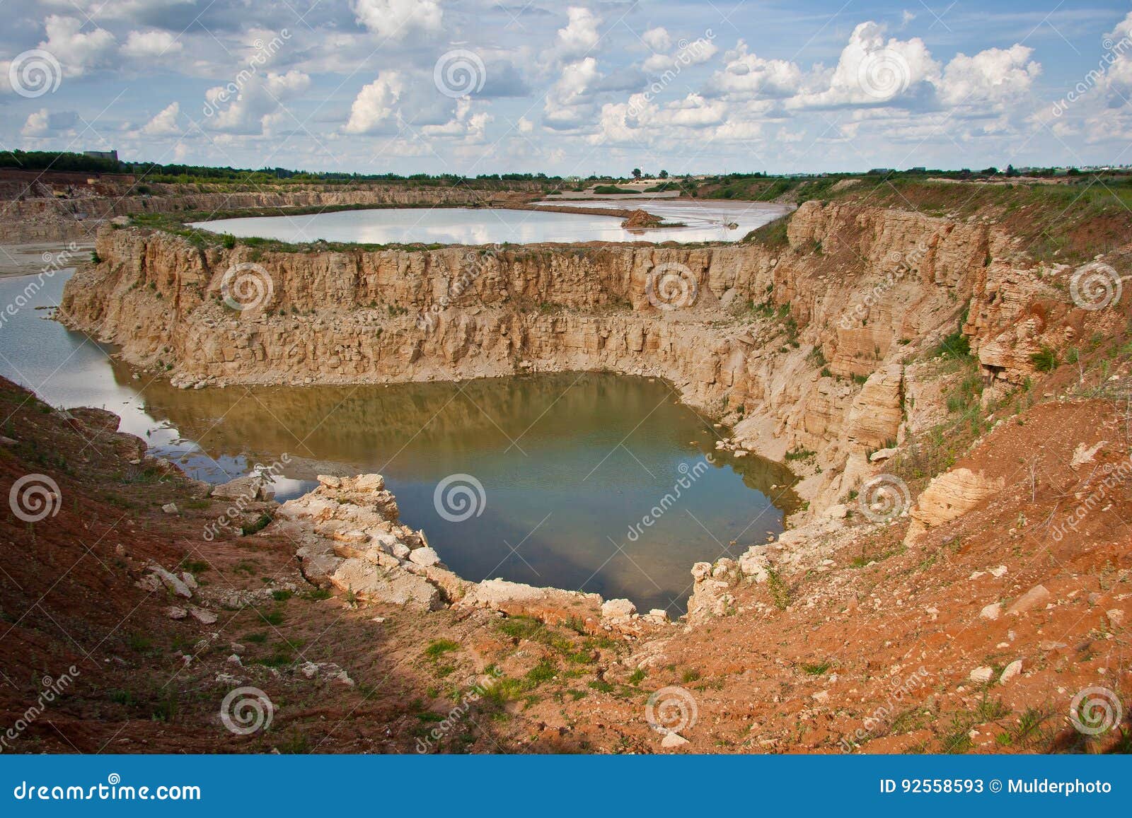 Kalksteinsteinbruch Mit Einem Teich Stockbild Bild von betrieb