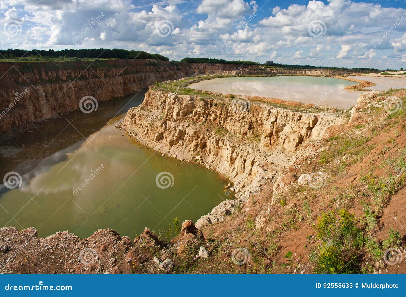 Kalksteinsteinbruch Mit Einem Teich Stockbild Bild von karriere, bild