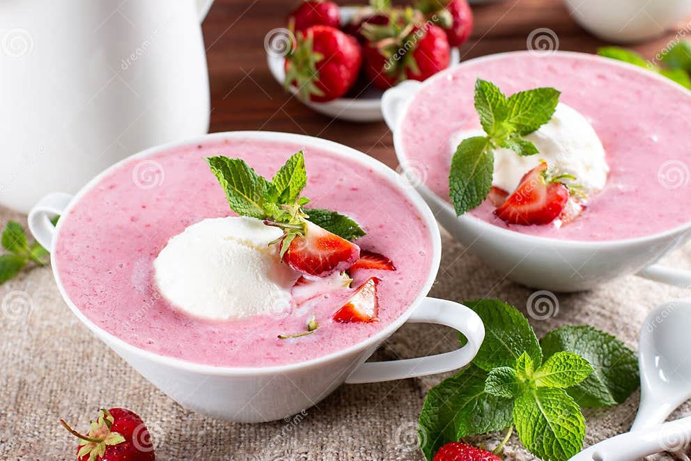 Kalte Erdbeersuppe Mit Vanilleeis Und Minze in Einem Teller Stockbild ...