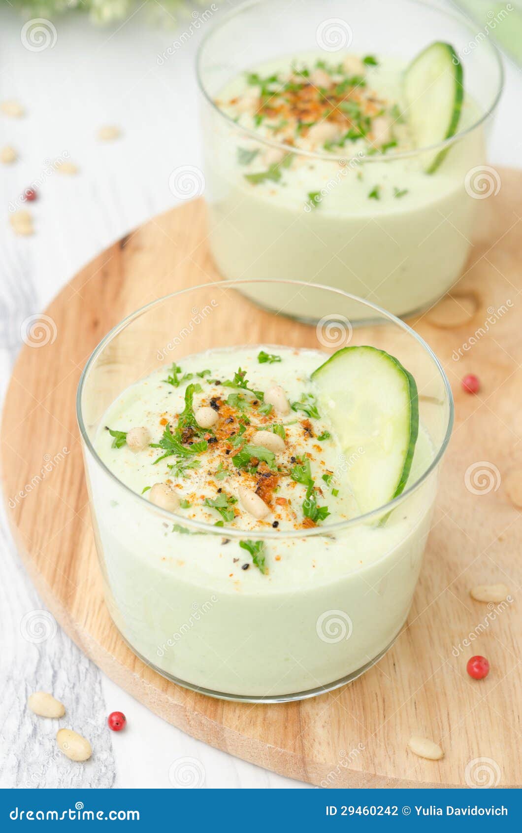 Kalte Suppe Mit Avocado, Gurke Und Joghurt, Draufsicht Stockfoto - Bild ...