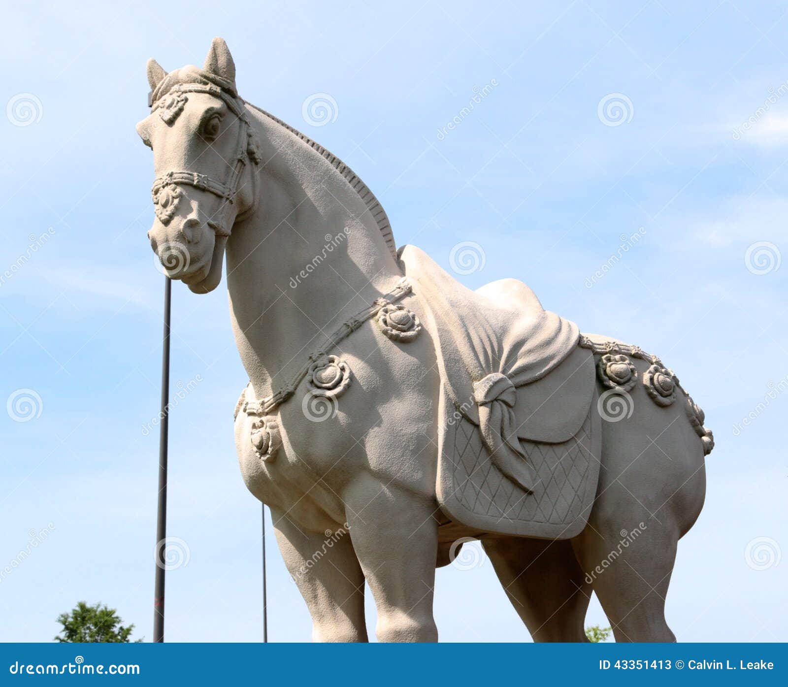 Kamienna Wojennego konia statua w Średniowiecznej regalii. Majestatyczna i dumna statua średniowieczny wojenny koń