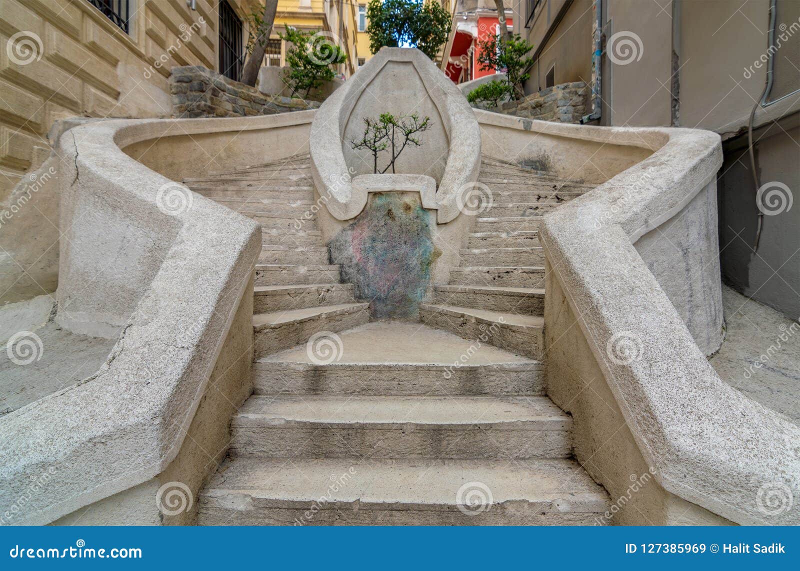 伊斯坦布尔，Karakoy/土耳其04 04 2019年：五颜六色的台阶、街道艺术和生活概念 编辑类图片 - 图片 包括有 远期, 标题 ...