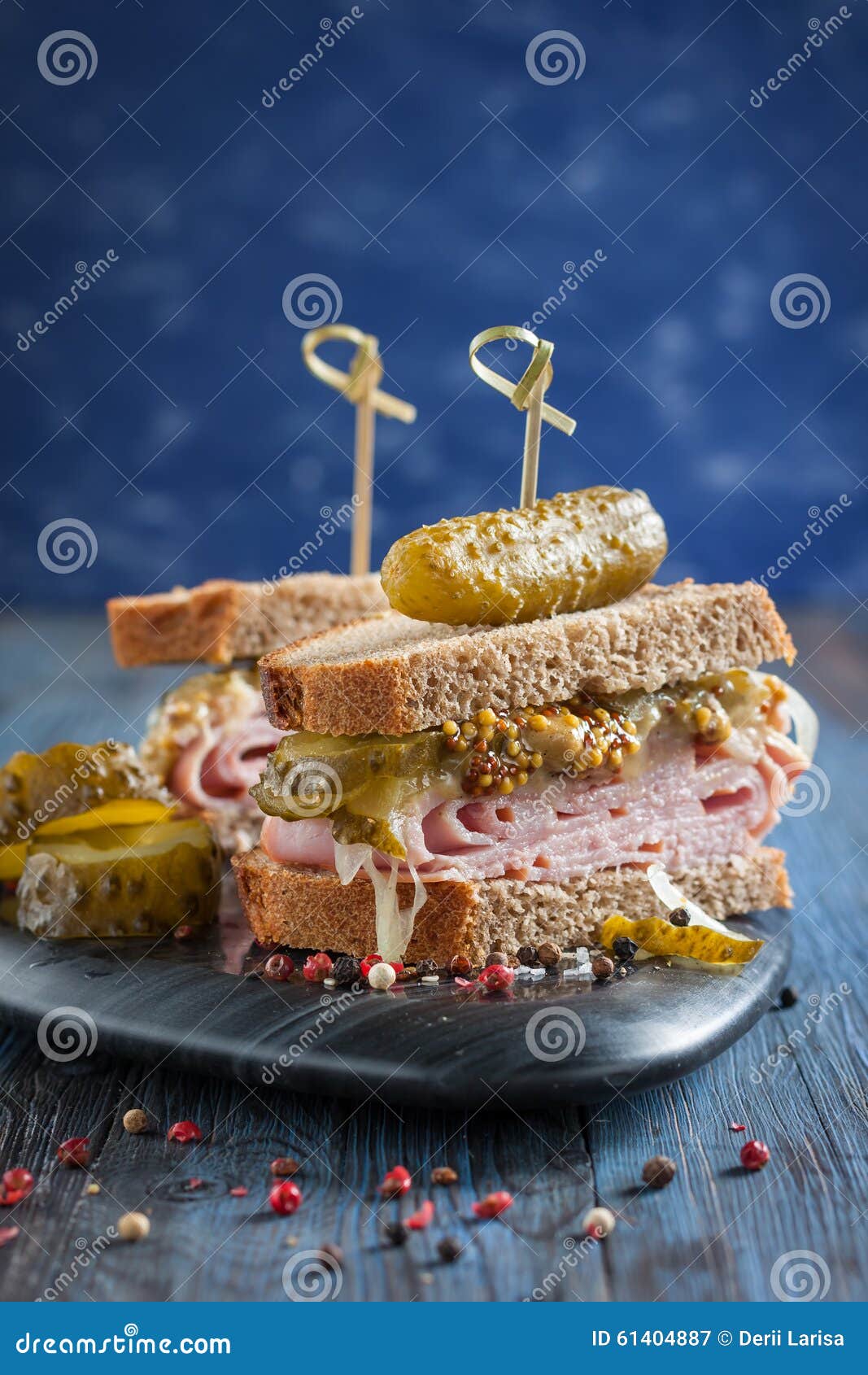 Kanadisches Sandwich Mit Schinken, Essiggurken, Zwiebel Und Senf ...