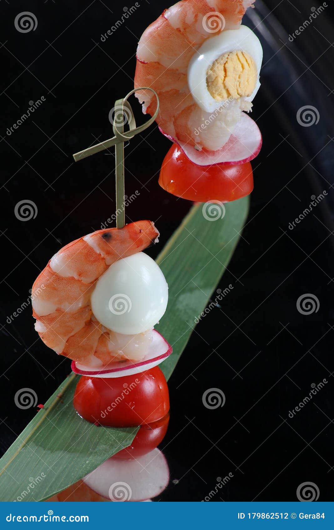 Kanapees Mit Austern, Wachteleier Und Tomaten Stockfoto - Bild von ...