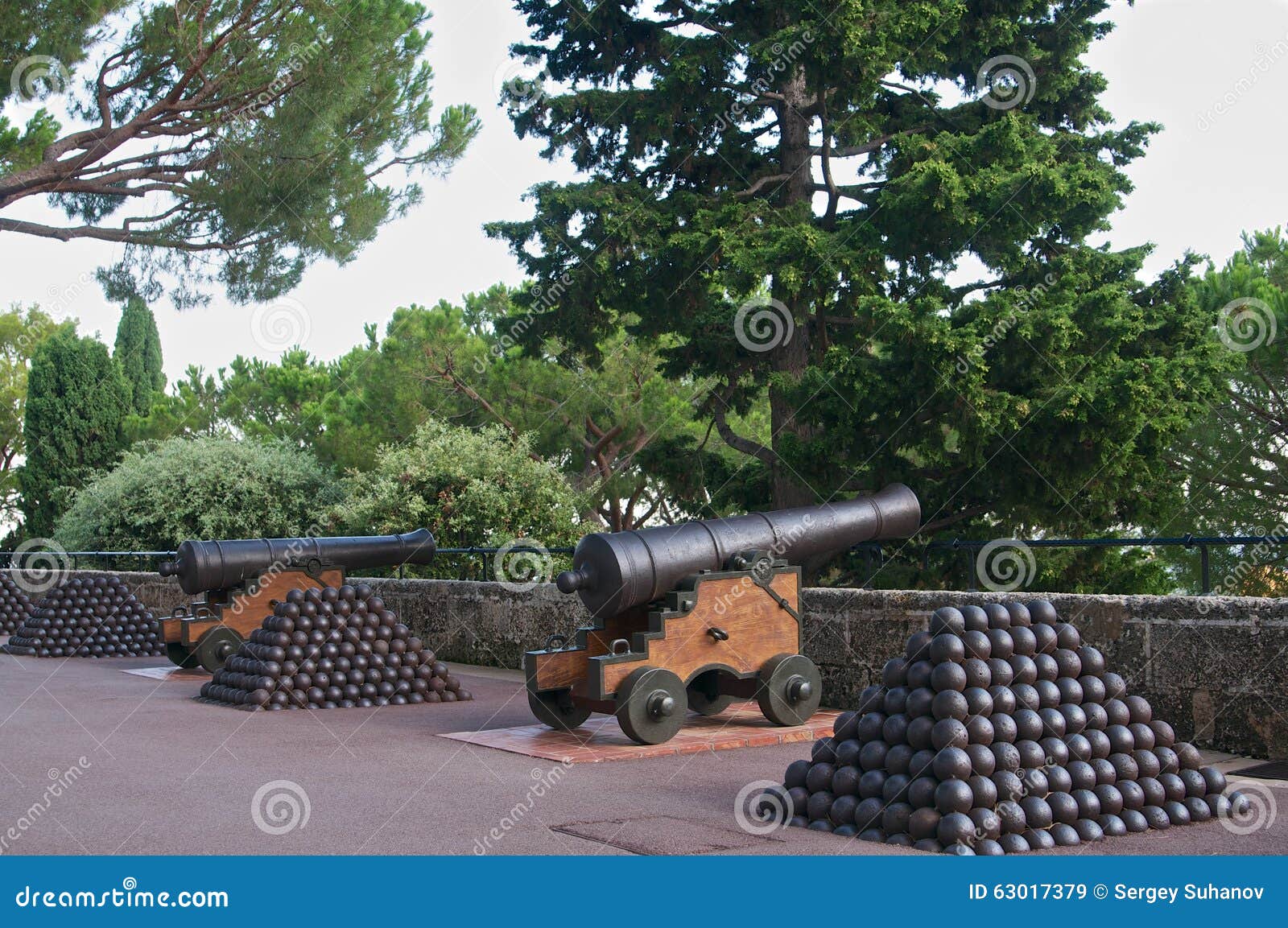 2 kanoner med kanon-bollar i Monaco