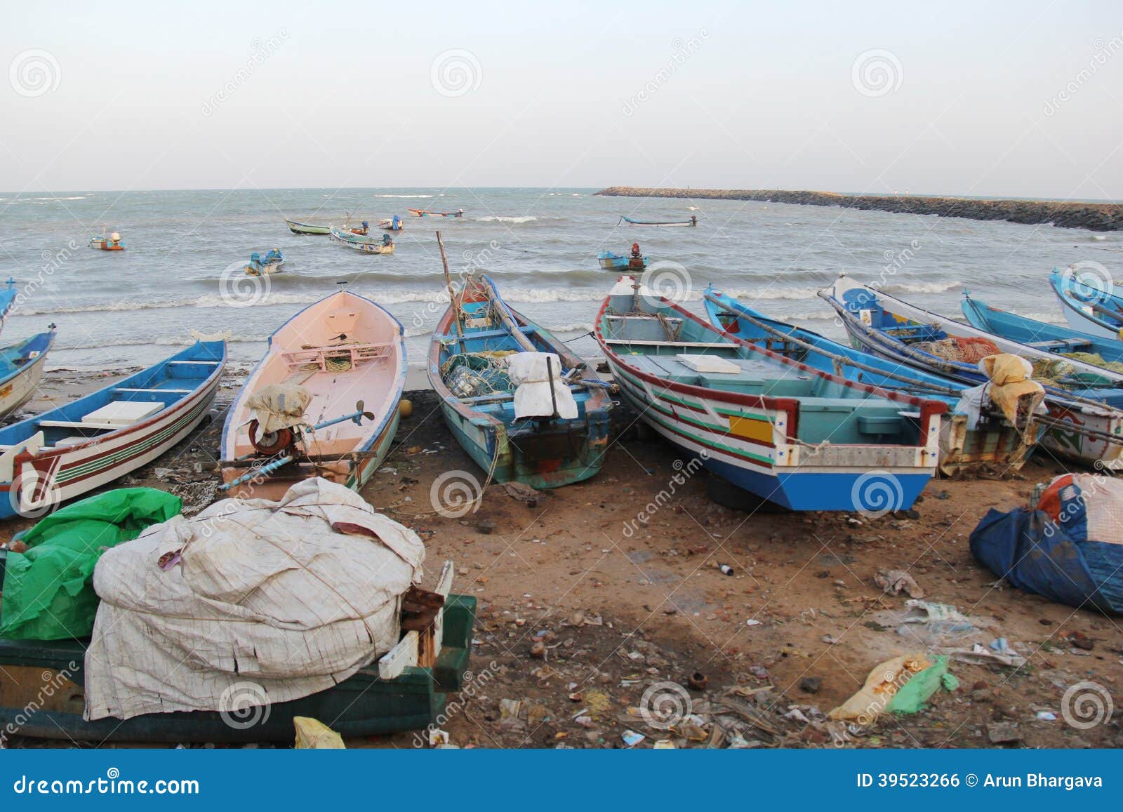 https://thumbs.dreamstime.com/z/kanyakumari-fishing-boats-coast-tamilnadu-india-small-motor-39523266.jpg