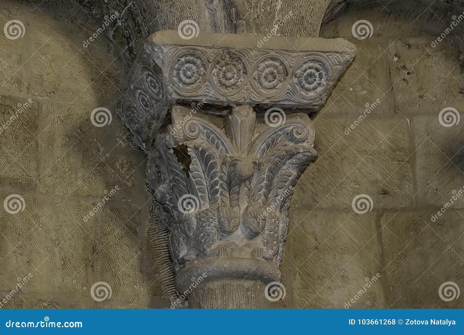 Kapital im Schloss von Loarre, Provinz von Saragossa, Huesca, Spanien Gut erhalten Monument der mittelalterlichen Architektur