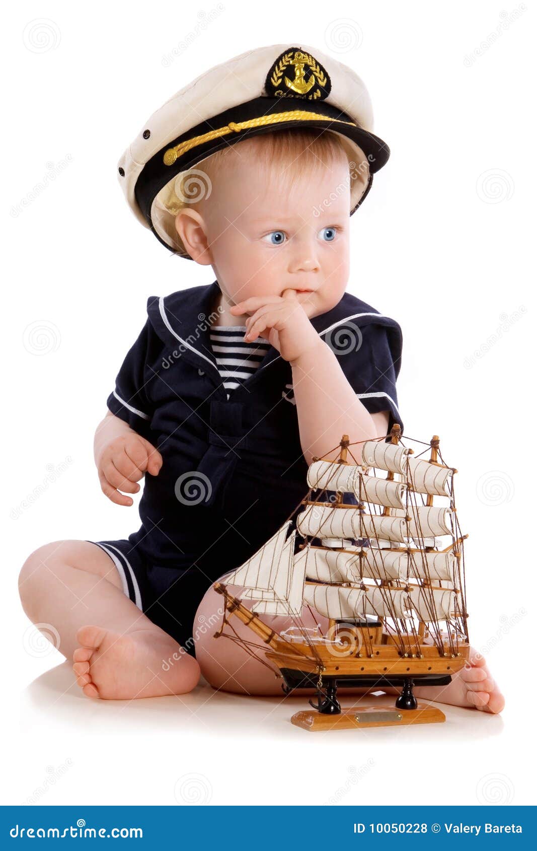 Kapitän. Portrait des netten Kindes in einem Meer kleidet mit der vorbildlichen Lieferung