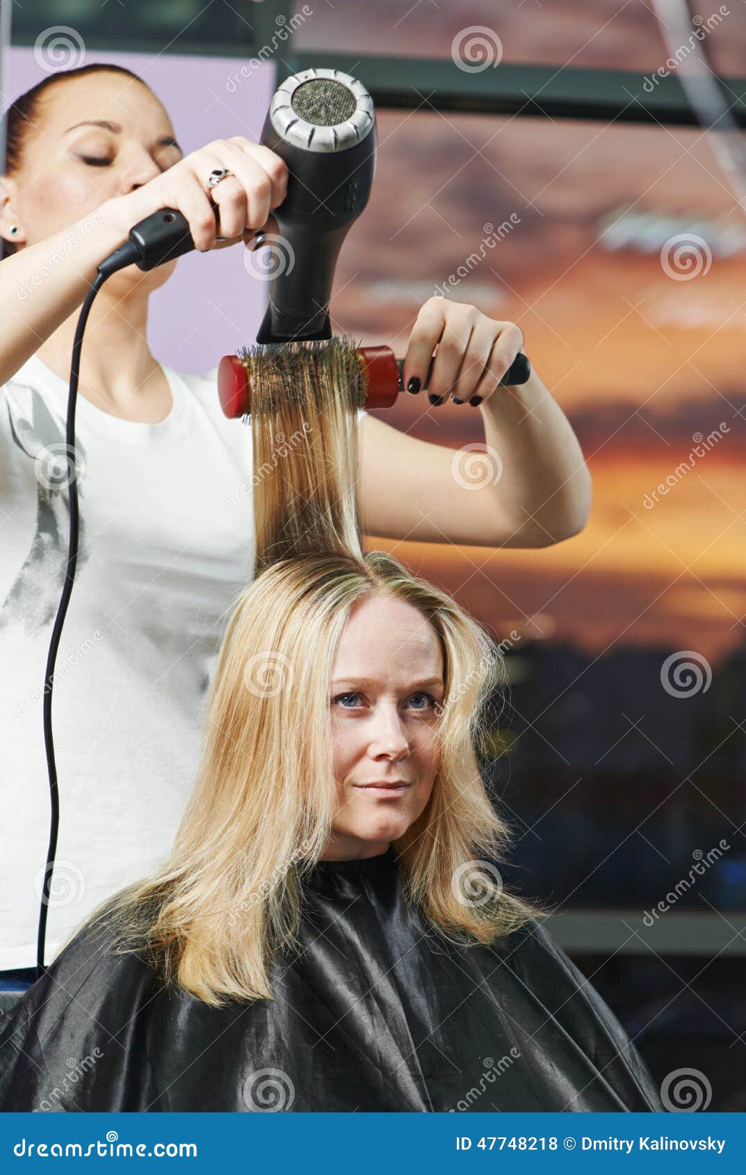 Kapper Op Het Werk Het Drogen Van Haar Stock Foto Image of kleurstof
