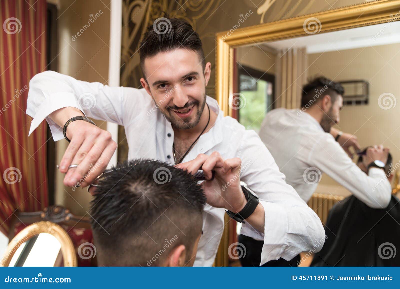 Kapper Trimming Black Hair Met Schaar Stock Afbeelding Image of