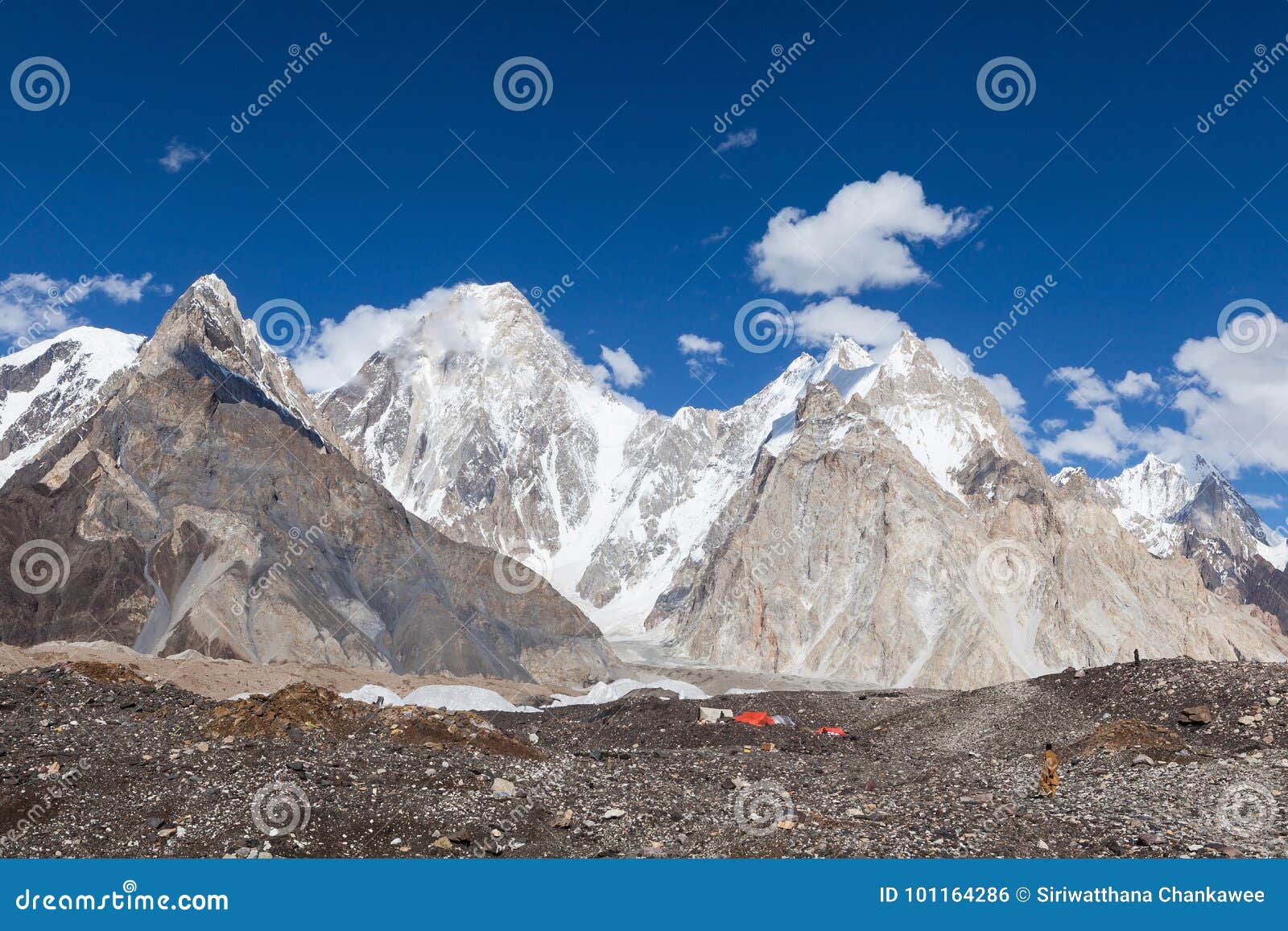 Karakorum范围秀丽在K2迁徙的营地期间的. Karakorum范围秀丽在K2迁徙的营地，斯卡都，基尔吉特，巴基斯坦期间的 显示小人怎么的使用与巨大的自然比较