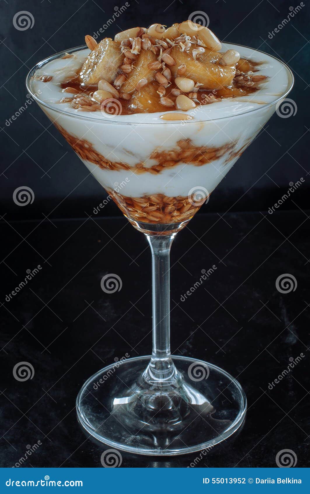 Karamellisierte Bananen Mit Jogurt, Mikrobe, Honig Stockfoto - Bild von ...