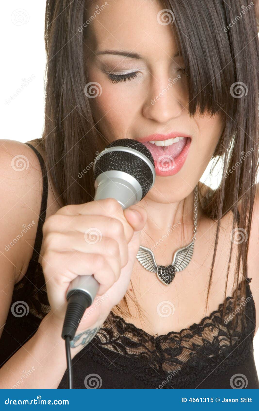 Karaoke Blond De Chant De Fille Photo stock - Image du microphone