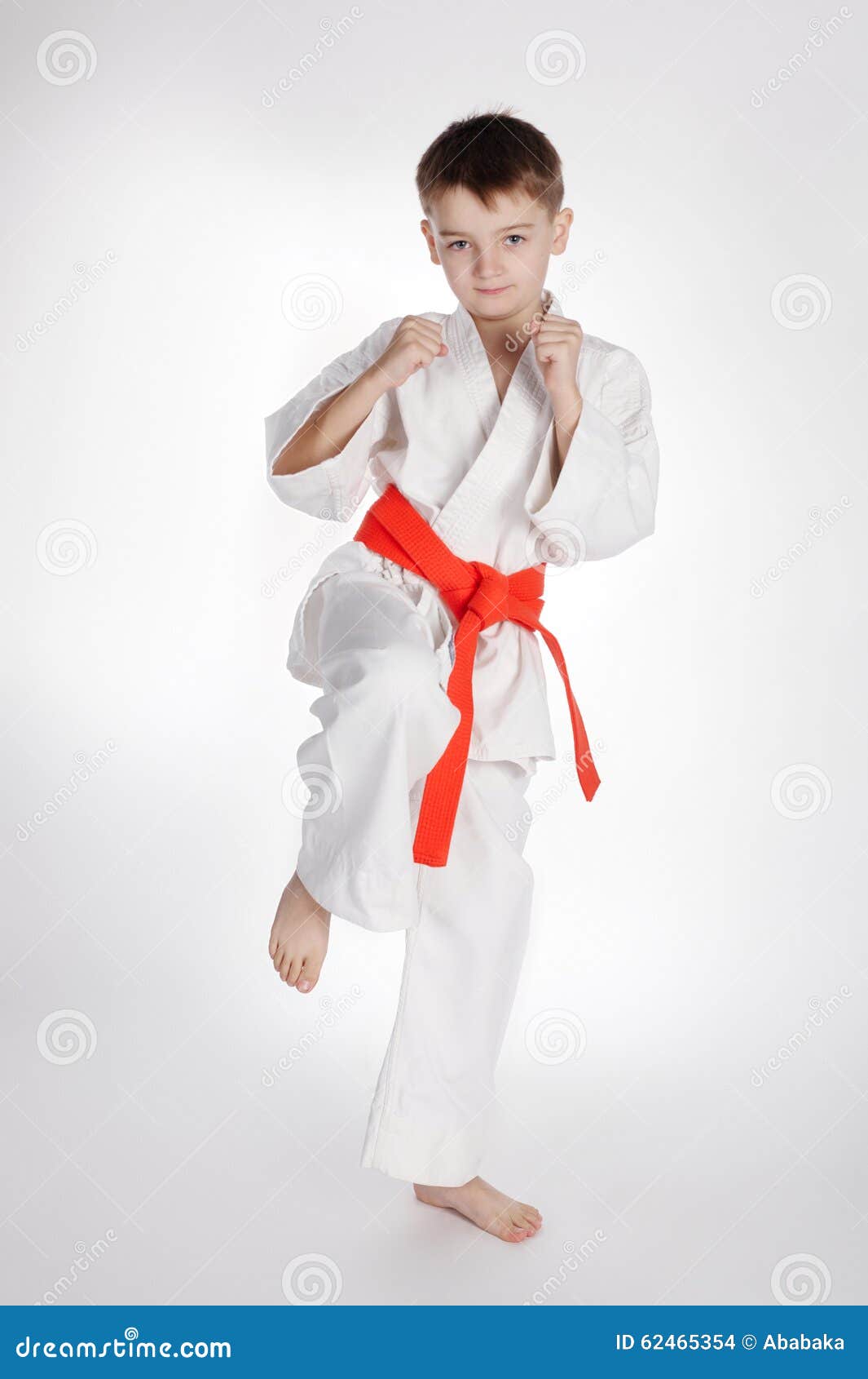 Я спешу на тренировку в кимоно сражаюсь. Шинкиокушинкай каратэ фон. Karate boy.