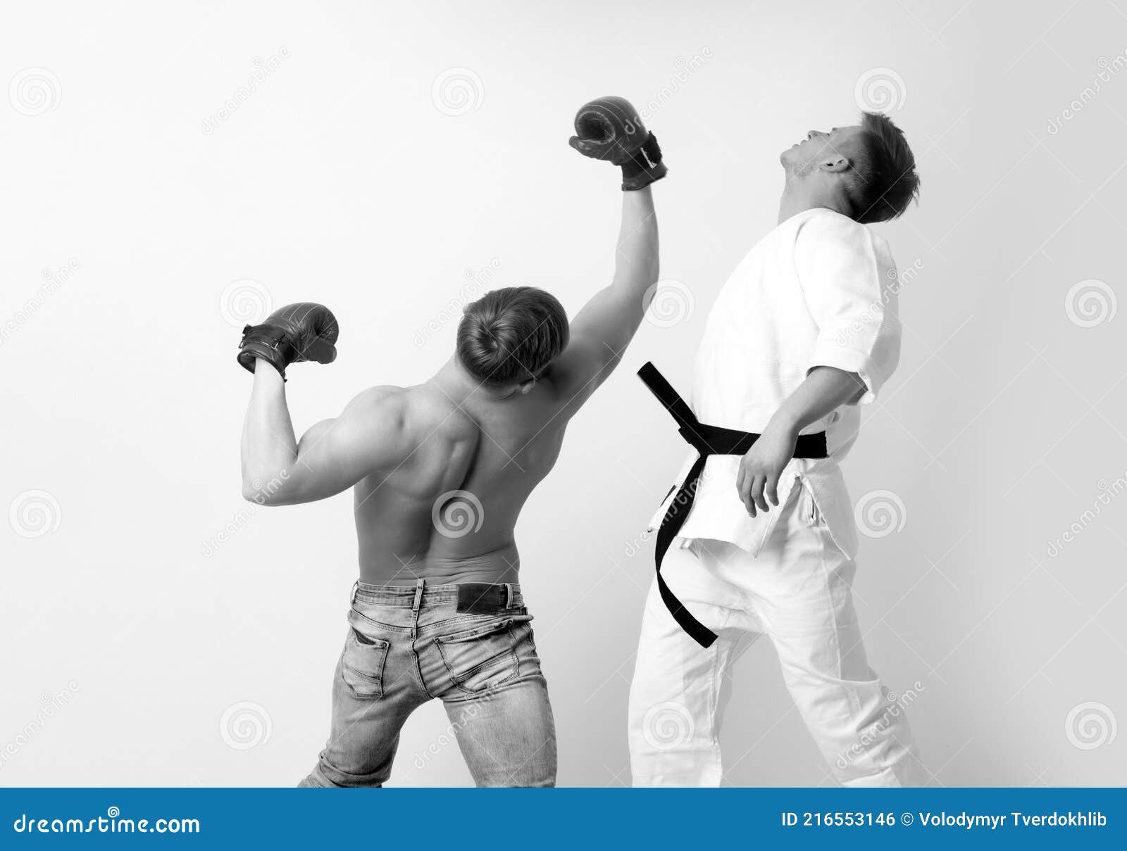 Buscar a tientas primer ministro Viaje Karate Hombre Y Joven Luchador En Guantes De Boxeo Lucha Y Entrenamiento  Sobre Fondo Blanco Foto de archivo - Imagen de ajuste, combatiente:  216553146