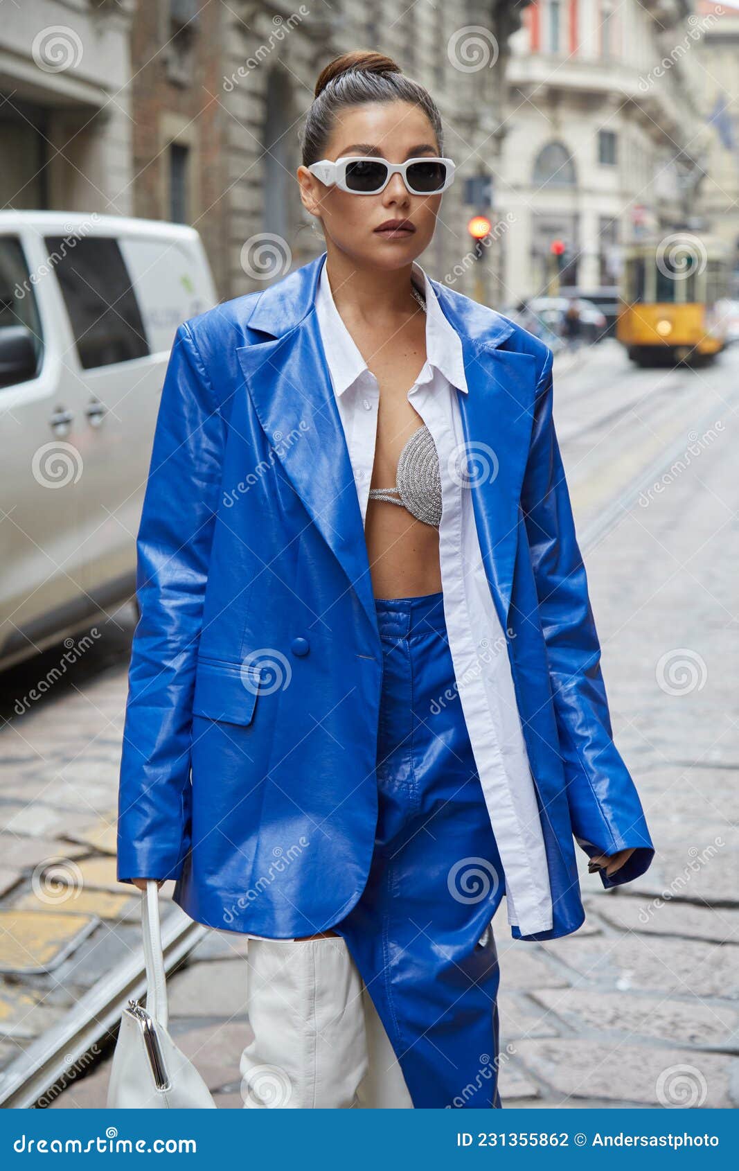 deficiencia carpintero Resolver Karina Nigay Con Chaqueta Y Falda De Cuero Azul Eléctrico Y Botas De Cuero  Blanco Antes De Ermanno Fotografía editorial - Imagen de plata, abierto:  231355862