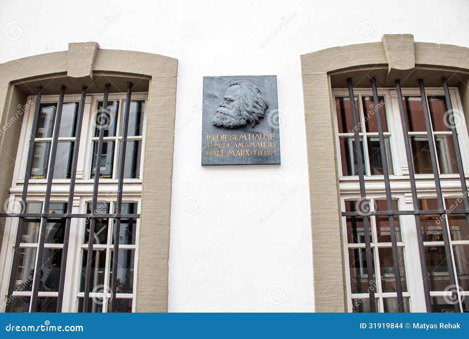 TRIER TYSKLAND - SEPTEMBER 29: Karl Marx House på September 29, 2012 i Trier, Tyskland. Karl Marx var född här i 1818, och för närvarande är detta hus ett museum som mottar omkring 32.000 besökare om året.