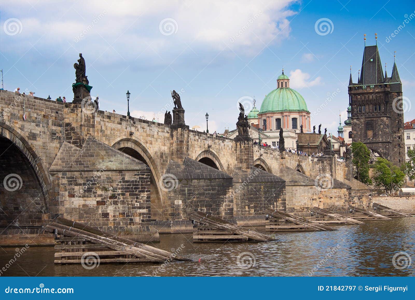 Karlov o puente de Charles en Praga en invierno