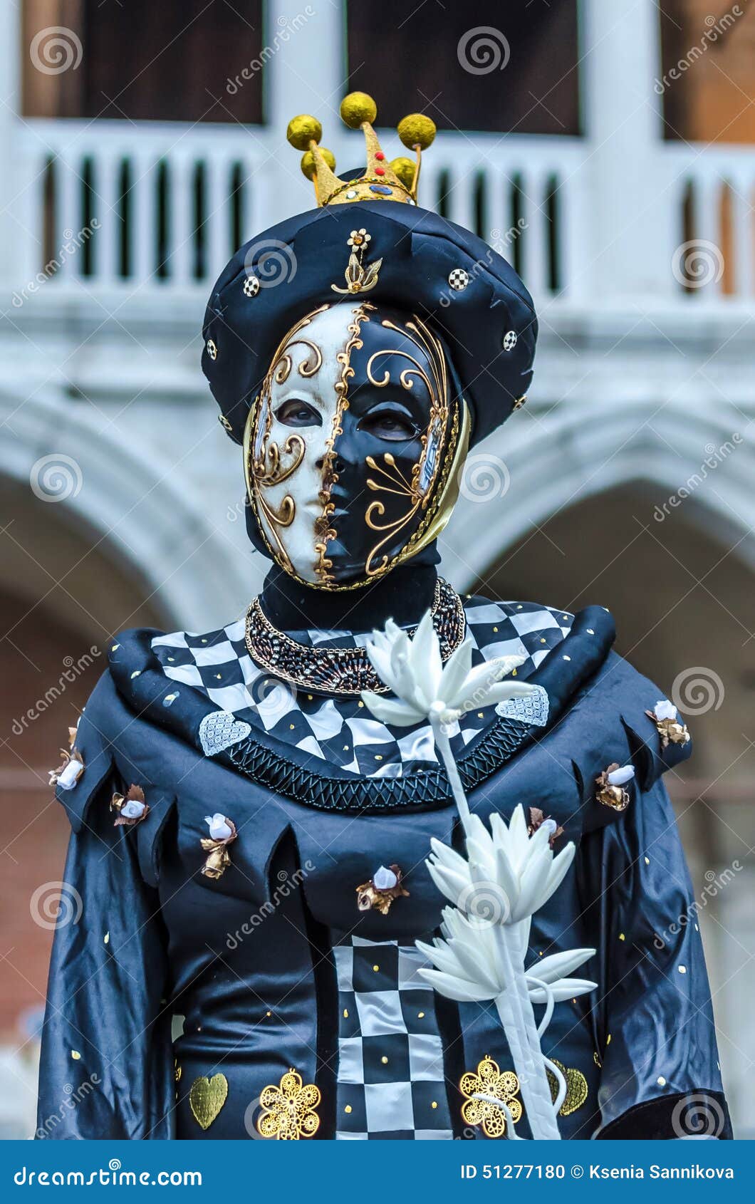 Karneval venice. Maskerad kvinna i en elegant svart klänning på karnevalet av Venedig, Italien