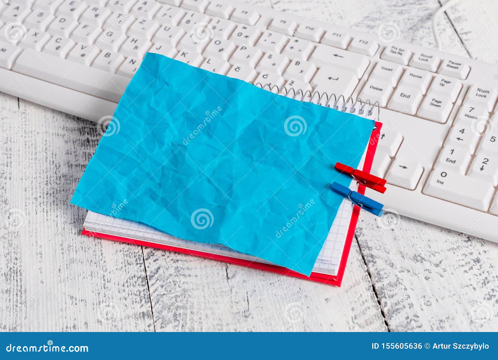 Karopapiernotizbuch Mit Einem Rechteck Formte Die Leere Anmerkung Oben Die Durch Zwei Wascheklammern Auf Dem Blatt Festgesteckt Stockfoto Bild Von Lernen Leerzeichen 155605636