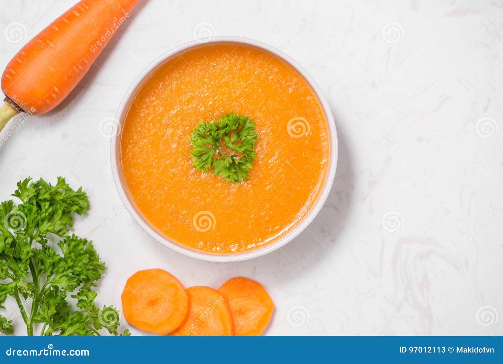 Karottensuppe Mit Sahne Und Petersilie Auf Weißem Steinhintergrund Zu ...