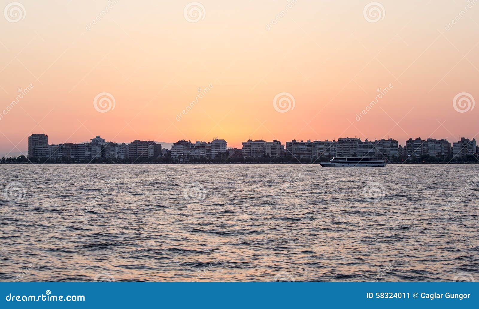 Karsiyaka - orizzonte di Smirne al tramonto. Orizzonte delle costruzioni e del mare nel distretto di Karsiyaka di Smirne, Turchia, al tramonto