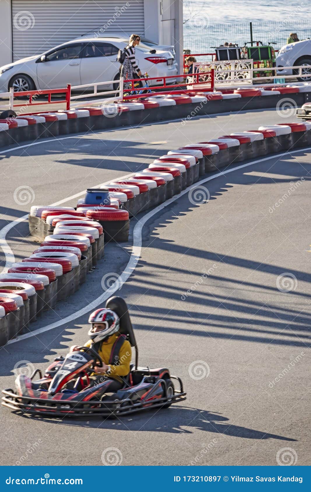 Kart Racing Ou Karting é Uma Variante Das Corridas De Moto Com Roda Aberta  Fotografia Editorial - Imagem de homem, carro: 173210897